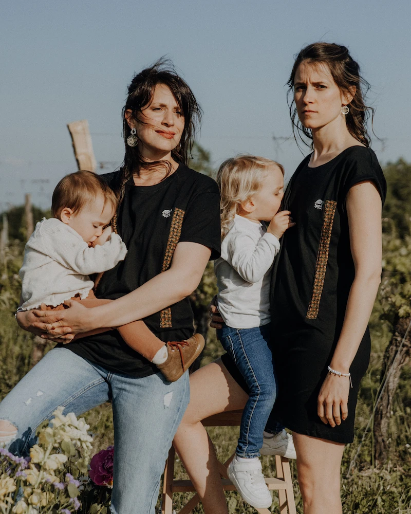 Allaitement d'enfants avec les vêtements TT'MA