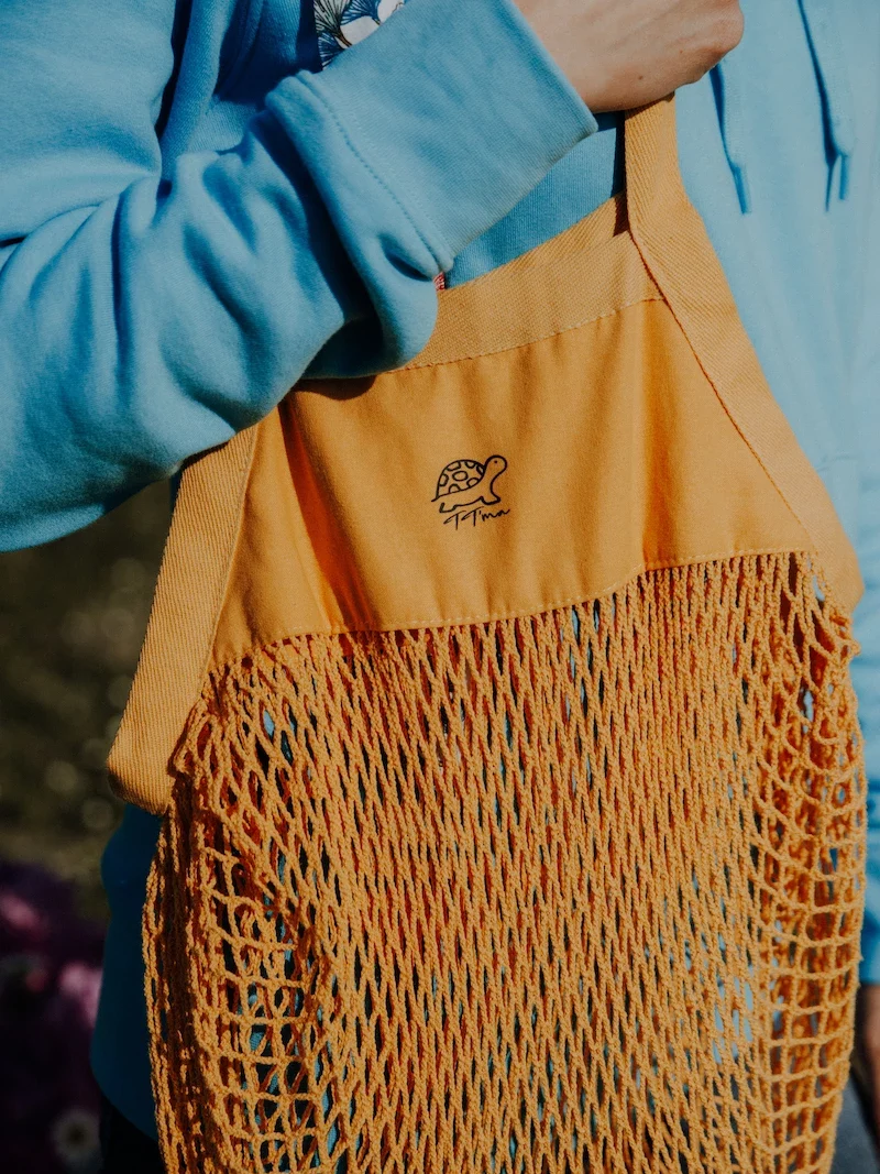 Zoom sur la contenance du sac filet jaune TT'MA