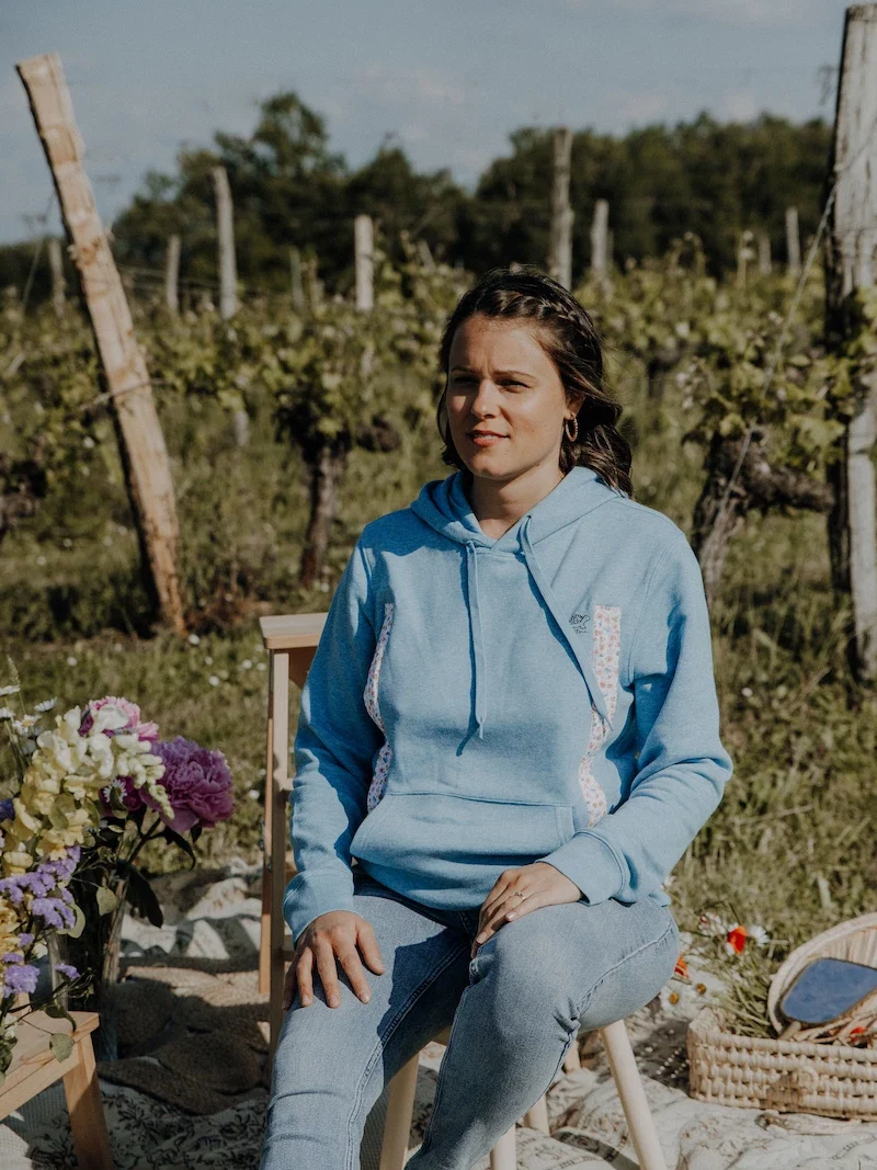 Sweat d'allaitement couleur méditerranée porté par une femme
