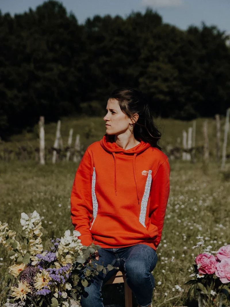 Sweat couleur rouge coquelicot mis en situation
