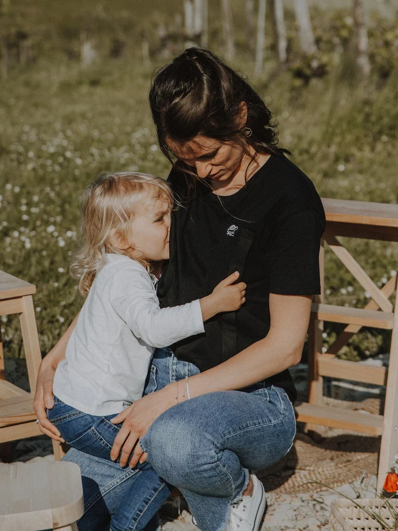 Allaitement d'un bébé avec le t-shirt reglisse TT'ma